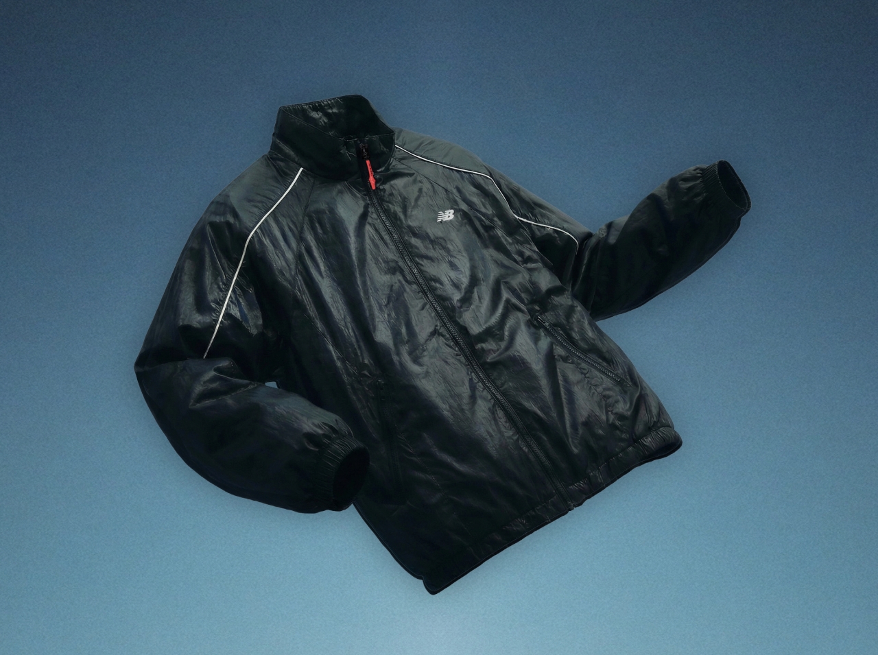 뉴발란스키즈, 광택·실루엣 돋보이는 ‘에어 글로시 바람막이’ 눈길  959-Image